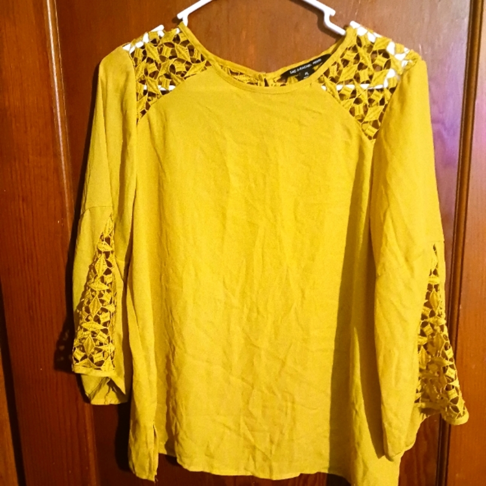 GOLD BLOUSE WITH CUT-OUT SLEEVES